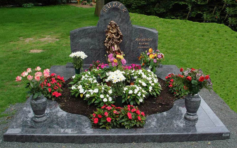 Какие цветы приносить на кладбище?